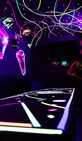 Neon Karaoke Lounge der Beerpongbar Düsseldorf mit leuchtenden Wandmotiven
